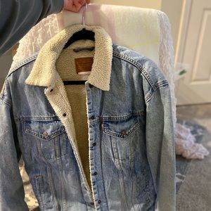 Super cute Levi’s Sherpa denim jacket